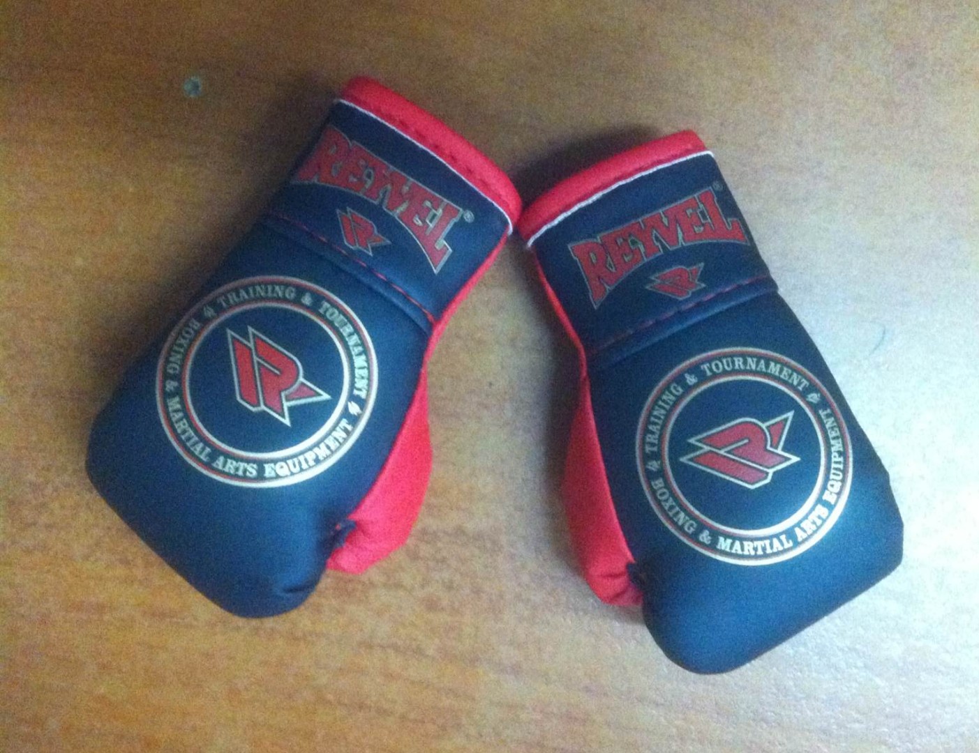 Сувенирные перчатки на шнурках REYVEL (красно-черные)