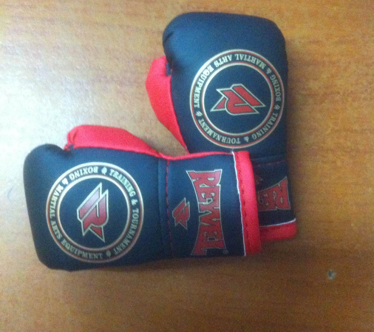 Сувенирные перчатки на шнурках REYVEL (красно-черные)