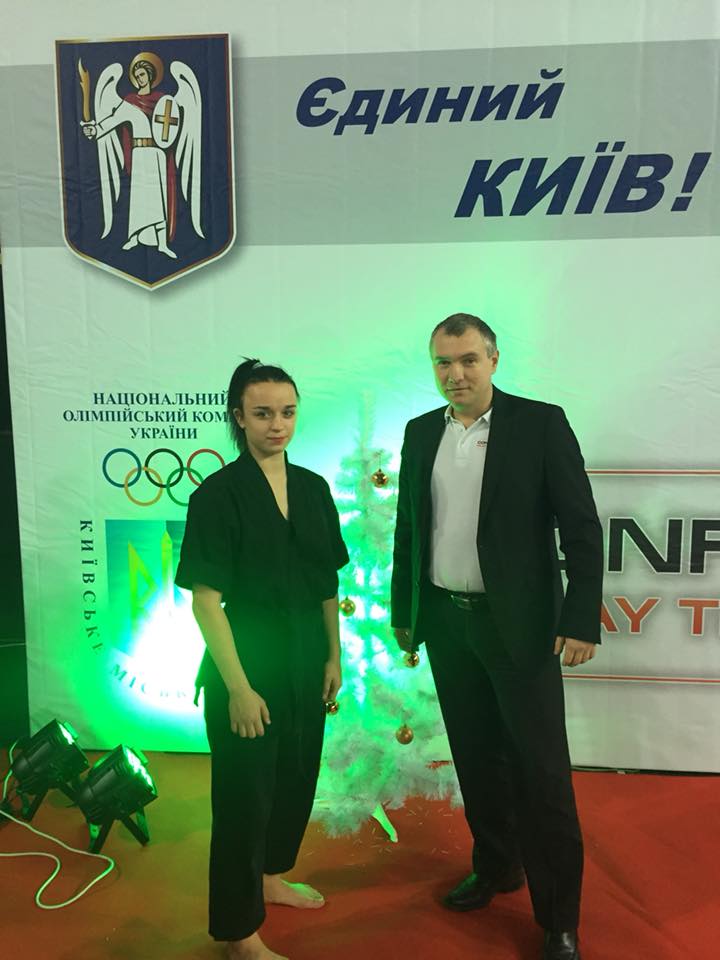 Фото зі студенткою НУФВСУ групи 12єс1 Булгаковою Олесею після показових виступів на осінній серії з кікбоксингу